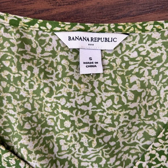 Banana Republic green floral peplum top - size S - Picture 4 of 8